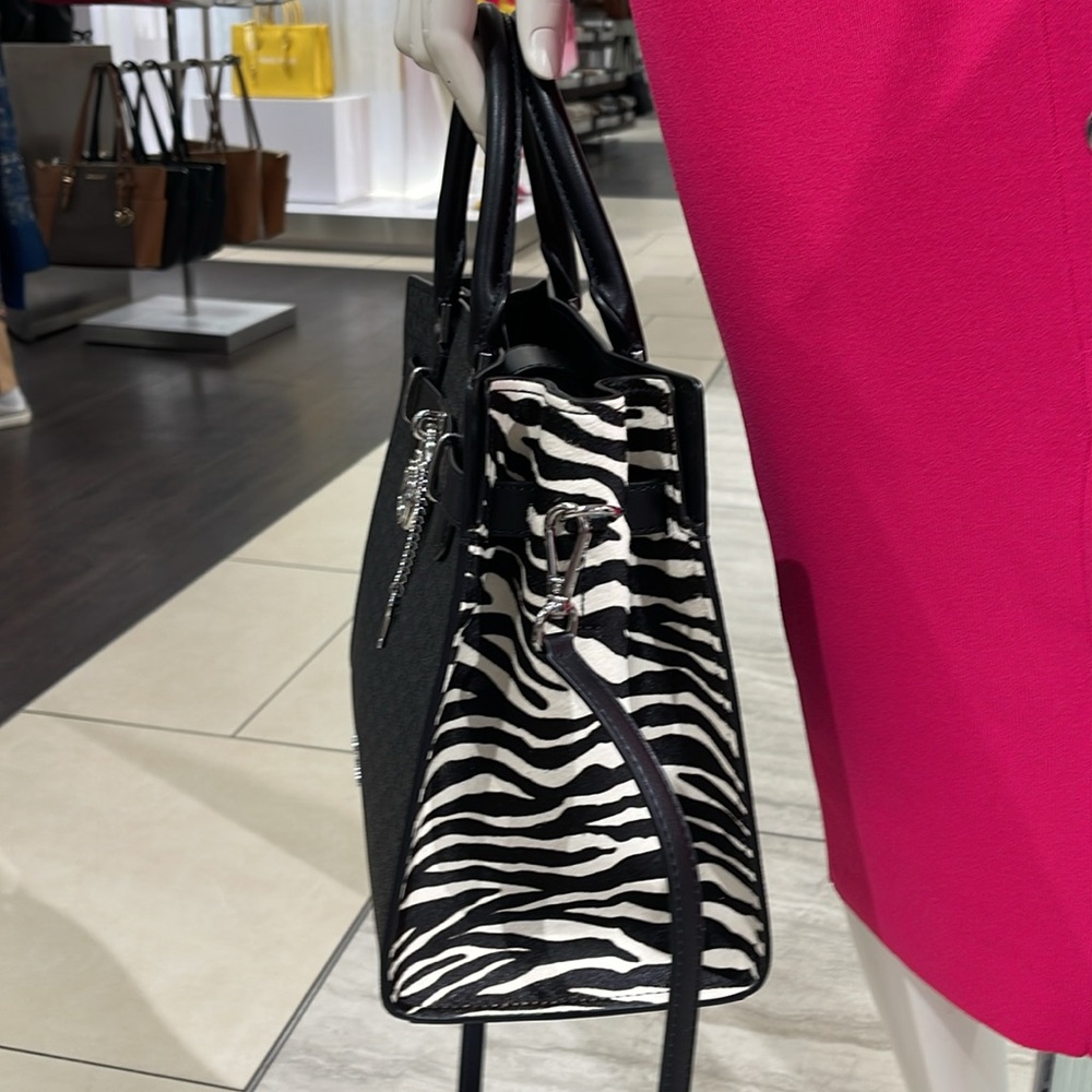 Michael Kors Hamilton Medium Signature Logo Satchel
Black 
NWT - Picture 13 of 16